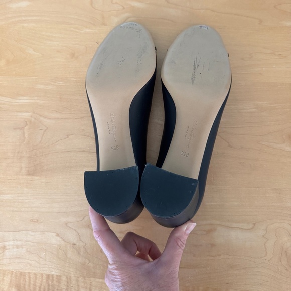 FERRAGAMO AVELLA BLACK LEATHER GOLD GANCINI CHAIN PATENT CAP TOE PUMPS 9.5 B - Picture 4 of 5